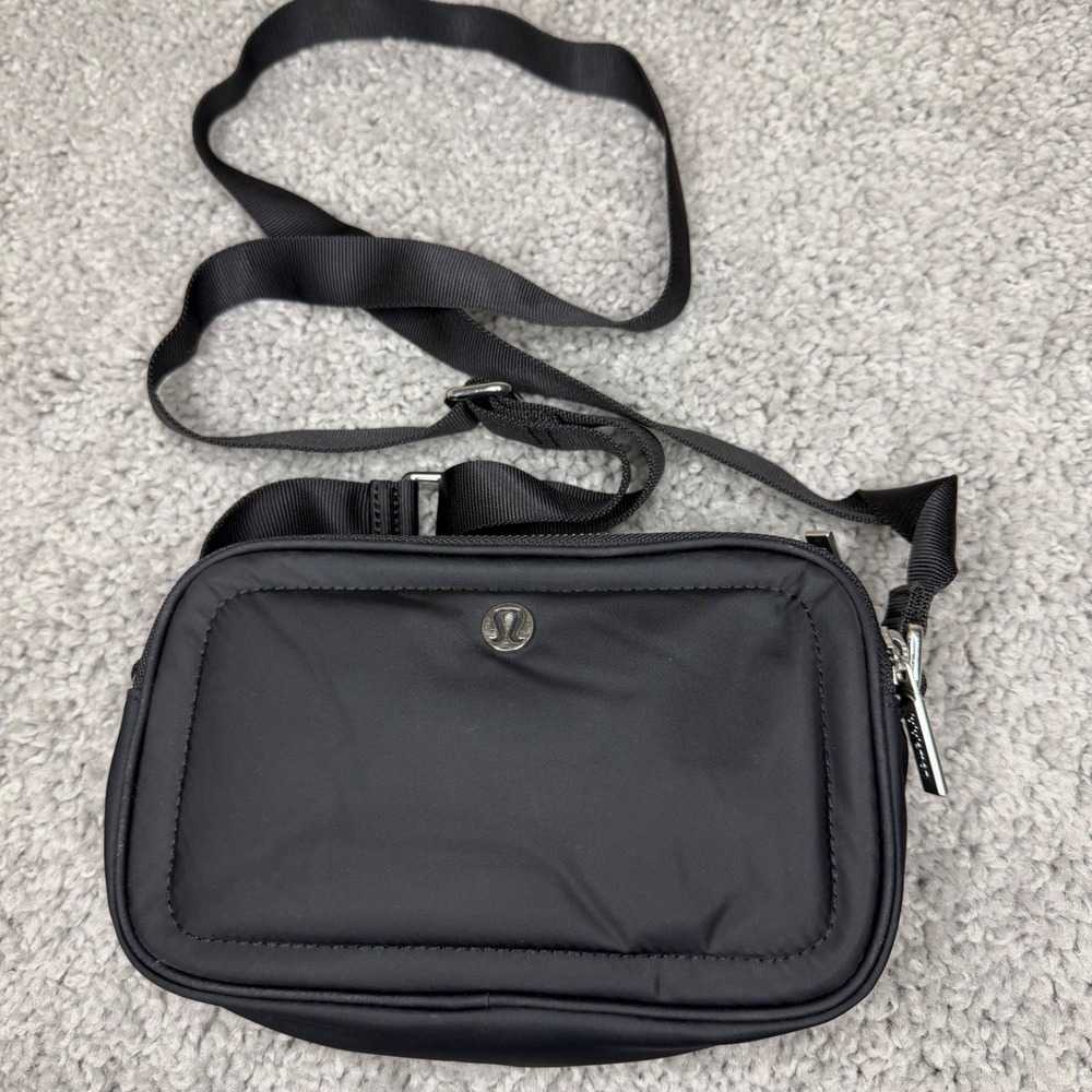 Lululemon Crossbody Camera Bag 2L - Black with Silver Hardware EUC